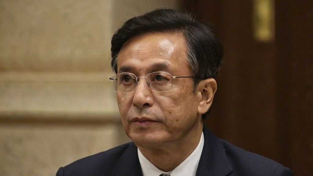 娱乐圈里的一对明星被曝出新动态引发热议，网友纷纷联想挑战极限视频背后真相